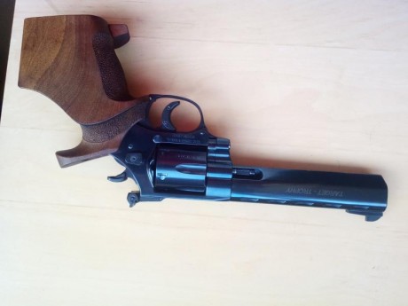 Hola compañeros,

¡¡¡Ved las fotos y regocijaros con la visión de arma tan hermosa!!!

Revolver Weihrauch 01