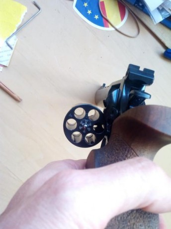 Hola compañeros,

¡¡¡Ved las fotos y regocijaros con la visión de arma tan hermosa!!!

Revolver Weihrauch 12