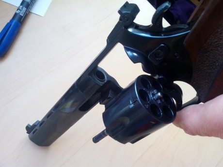 Hola compañeros,

¡¡¡Ved las fotos y regocijaros con la visión de arma tan hermosa!!!

Revolver Weihrauch 11