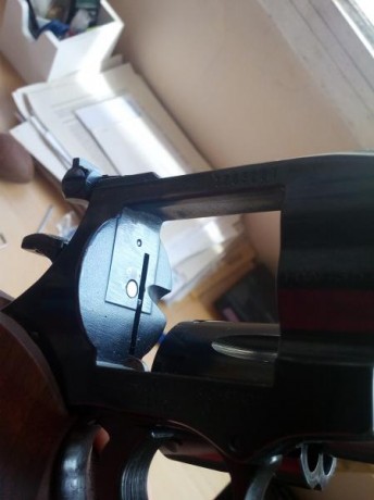 Hola compañeros,

¡¡¡Ved las fotos y regocijaros con la visión de arma tan hermosa!!!

Revolver Weihrauch 10