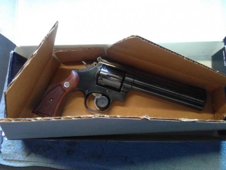 Hola.
Vendo revólver S&W 586 serie3 de 6 pulgadas de cañón.
El punto de mira está modificado .
El 02