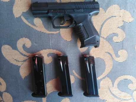 HOLA. VENDO MI WALTHER P-99 CON TRES CARGADORES, MALETÍN Y LOS TRES SUPLEMENTOS PARA LA EMPUÑADURA POR 01