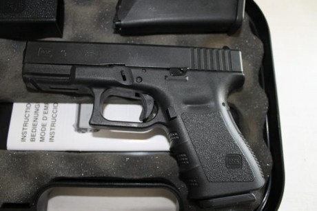 Por cese de actividad Vendo  Glock 19   3ª Generación con apenas 3 cajas de munición tiradas .

    -Retenida 21