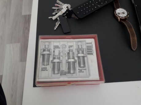 Hola,vendo prácticamente sin uso, Conjunto de cuatro dies que incluye: die recalibrador de tugsteno,die 01