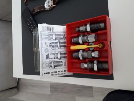 Hola,vendo prácticamente sin uso, Conjunto de cuatro dies que incluye: die recalibrador de tugsteno,die 00