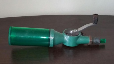 Vendo este dosificador de pólvora RCBS uniflow.

La tolva esta ajada un poco, como se ve en la foto, pero 02