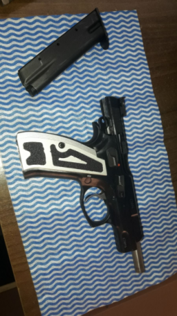 :papa: oHola tengo un conocido que vende o cambia esta pistola S&W de 9mm para.
Guiada en A.... 
Por 100