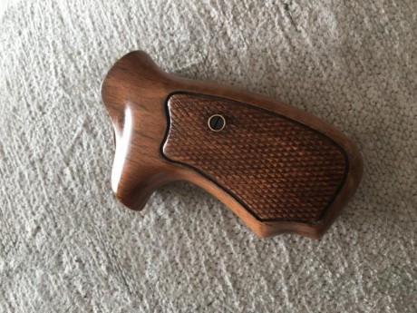 Cachas de madera recien restauradas para revolver Astra 250, 680 o similar (si no recuerdo mal armazon 02