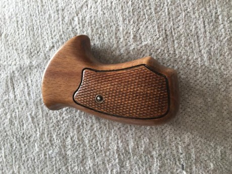Cachas de madera recien restauradas para revolver Astra 250, 680 o similar (si no recuerdo mal armazon 01