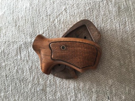 Cachas de madera recien restauradas para revolver Astra 250, 680 o similar (si no recuerdo mal armazon 11