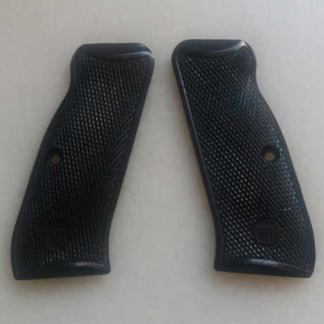 Pongo a la venta unas cachas originales de pistola CZ 75 BD.
En perfecto estado, como nuevas.
40 € las 00