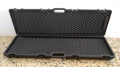 Es una maleta rigida en muy buen estado.
Con el interior de espuma, bastante grande con 4 cierres, ruedas 01