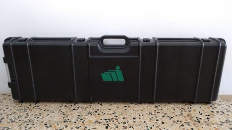 Es una maleta rigida en muy buen estado.
Con el interior de espuma, bastante grande con 4 cierres, ruedas 00