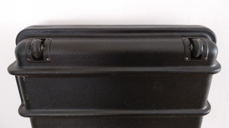 Es una maleta rigida en muy buen estado.
Con el interior de espuma, bastante grande con 4 cierres, ruedas 11