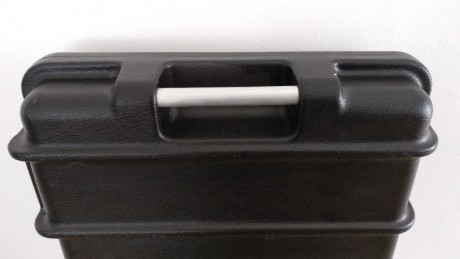 Es una maleta rigida en muy buen estado.
Con el interior de espuma, bastante grande con 4 cierres, ruedas 10