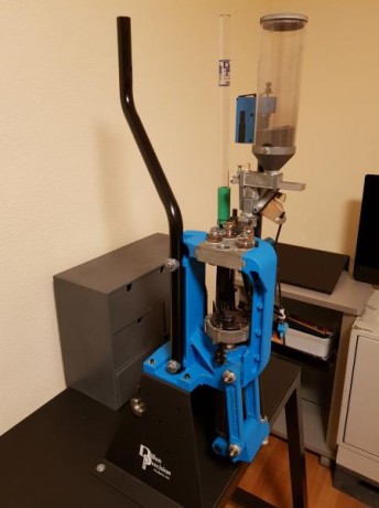 SEVENDE MAQUINA DE RECARGA SEMIAUTOMATICA DILLON XL 650 CON MUY POCO USO.  Lleva dies de 9mm originales 02