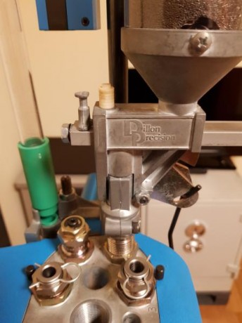 SEVENDE MAQUINA DE RECARGA SEMIAUTOMATICA DILLON XL 650 CON MUY POCO USO.  Lleva dies de 9mm originales 01