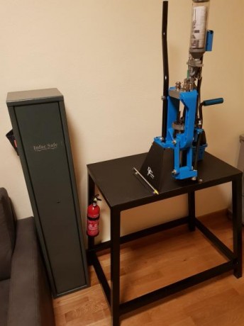 SEVENDE MAQUINA DE RECARGA SEMIAUTOMATICA DILLON XL 650 CON MUY POCO USO.  Lleva dies de 9mm originales 00