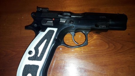 Buenos dias,Alguien sabe de una Cz 75 P-01 omega  o CZ 75 D Compact en 9mm pb,
a ser posible "Economica"
Un 30
