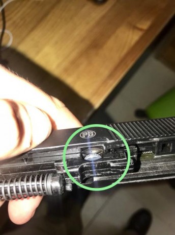 Hola a todos! Ayer compré una beretta M92A1 de segunda mano, y cuando le quité la corredera me encontré 02