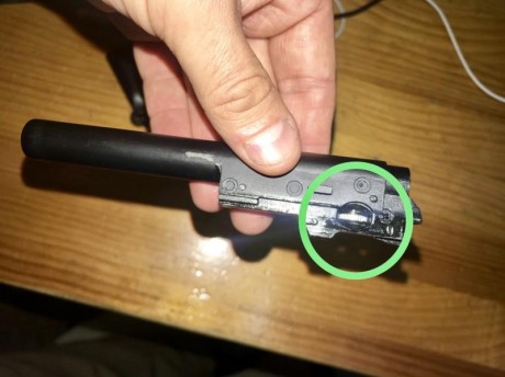 Hola a todos! Ayer compré una beretta M92A1 de segunda mano, y cuando le quité la corredera me encontré 01