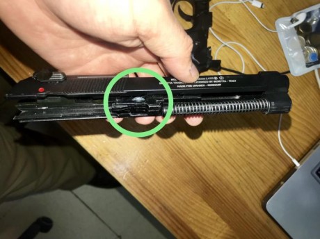 Hola a todos! Ayer compré una beretta M92A1 de segunda mano, y cuando le quité la corredera me encontré 00