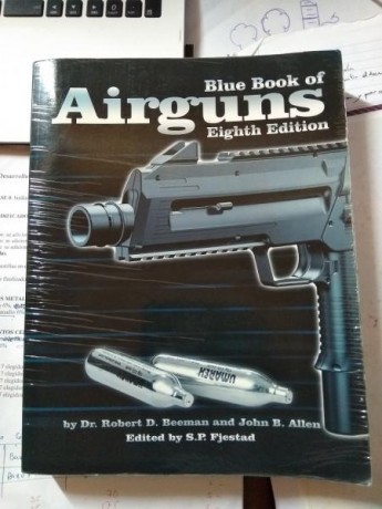 Libro lleno de fotografías y datos sobre marcas actuales e históricas de fabricantes de carabinas, asi 02