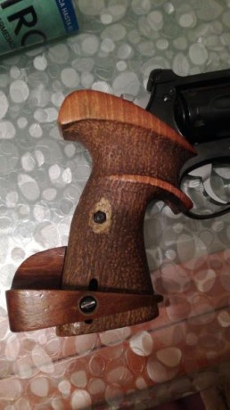 Buenas tardes compañeros.
Pongo a la venta un revólver Llama Comanche II de 4" con cacha anatómica 02