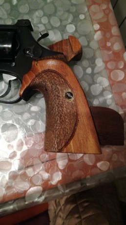 Buenas tardes compañeros.
Pongo a la venta un revólver Llama Comanche II de 4" con cacha anatómica 01