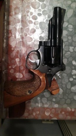 Buenas tardes compañeros.
Pongo a la venta un revólver Llama Comanche II de 4" con cacha anatómica 12