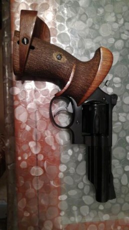 Buenas tardes compañeros.
Pongo a la venta un revólver Llama Comanche II de 4" con cacha anatómica 11