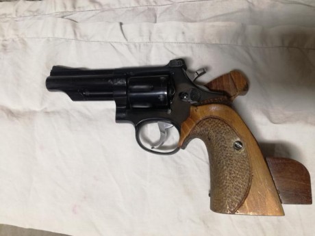 Buenas tardes compañeros.
Pongo a la venta un revólver Llama Comanche II de 4" con cacha anatómica 10