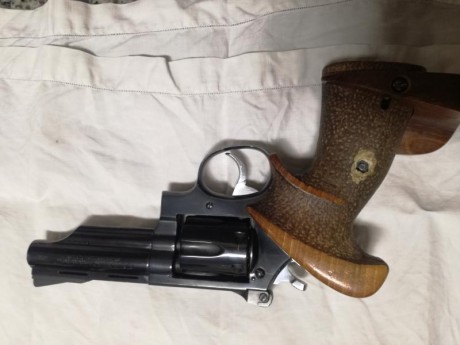 Buenas tardes compañeros.
Pongo a la venta un revólver Llama Comanche II de 4" con cacha anatómica 22