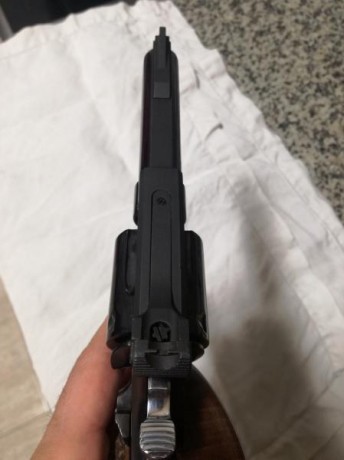 Buenas tardes compañeros.
Pongo a la venta un revólver Llama Comanche II de 4" con cacha anatómica 21