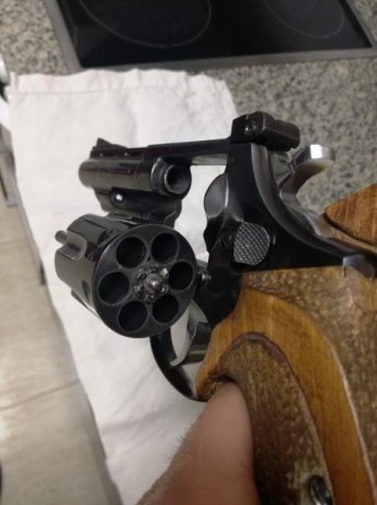 Buenas tardes compañeros.
Pongo a la venta un revólver Llama Comanche II de 4" con cacha anatómica 20