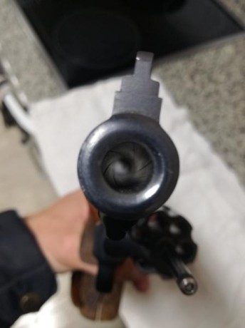 Buenas tardes compañeros.
Pongo a la venta un revólver Llama Comanche II de 4" con cacha anatómica 30