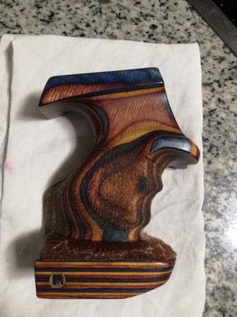 Vendo cacha RINK prácticamente nueva. Lo que veis en el talón es un fieltro que le puse porque la compré 02