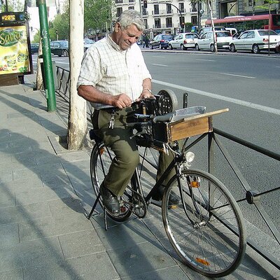 A) Con que lo afilan ustedes? 
B) Como lo hacen?
C) Que otros productos de mantenimiento usan?
D) Precios...?

Me 101