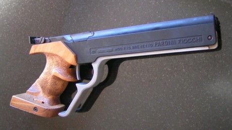 Ha llegado a mis manos una pistola de aire pre-comprimido marca Fiocci-Pardini que debe de tener unos 71