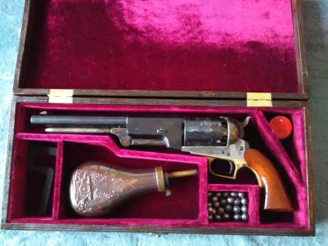 Hola Compañeros: 

 He intentado juntar dos aficiones, el tiro y la ebanistería no se si lo habré conseguido.

 02