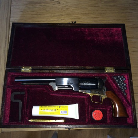 Hola Compañeros: 

 He intentado juntar dos aficiones, el tiro y la ebanistería no se si lo habré conseguido.

 01