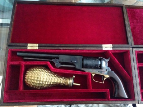 Hola Compañeros: 

 He intentado juntar dos aficiones, el tiro y la ebanistería no se si lo habré conseguido.

 11