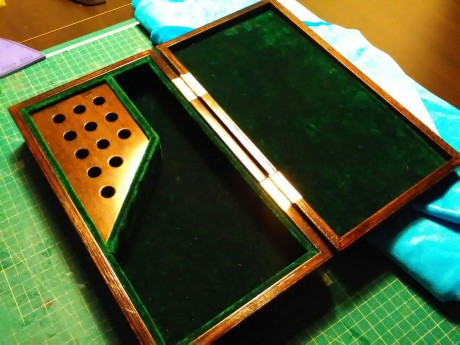 Hola Compañeros: 

 He intentado juntar dos aficiones, el tiro y la ebanistería no se si lo habré conseguido.

 50