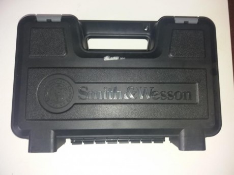 Vendo Smith&Wesson MP9 Compact. A estrenar y guiada. La entrego con caja original, juego de dos cargadores 02