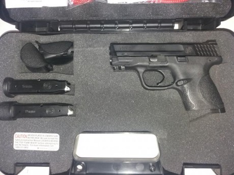 Vendo Smith&Wesson MP9 Compact. A estrenar y guiada. La entrego con caja original, juego de dos cargadores 01