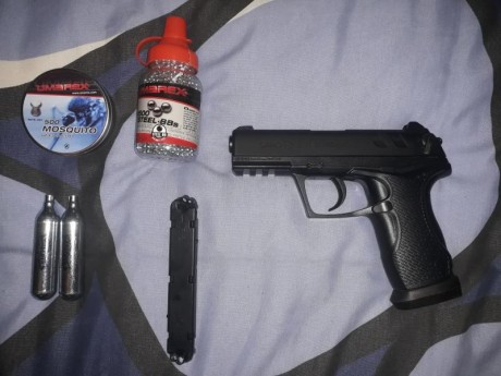 Vendo esta pistola de Co2 que se puede usar con bolas de acero o con perdigones de 4'5. Esta como nueva, 02