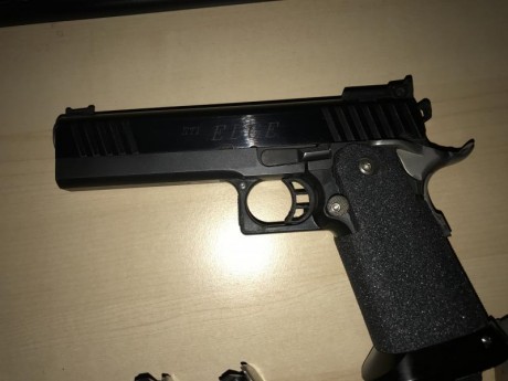 Se vende Pistola STI 2011 Edge calibre .40 S&W con 6 cargadores originales (4 de ellos con muelles 00