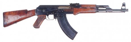 En mi opinio el AKM mas conocido por AK-47, aunque el AKM es la version mas moderna del AK-47, es para 90