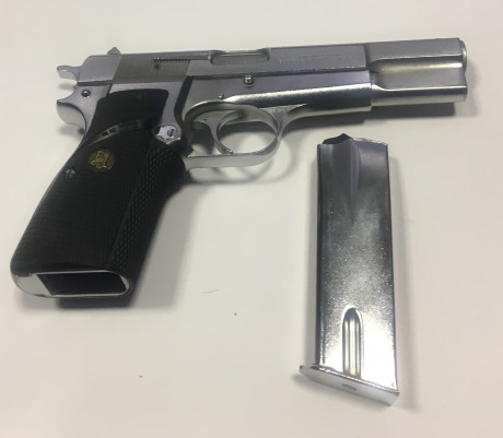 Browning GP High Power 9 mm 
Cromada en blanco
Belgica

Tiene sus años pero está perfecta y funciona de 02