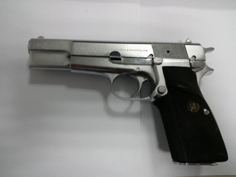 Browning GP High Power 9 mm 
Cromada en blanco
Belgica

Tiene sus años pero está perfecta y funciona de 00